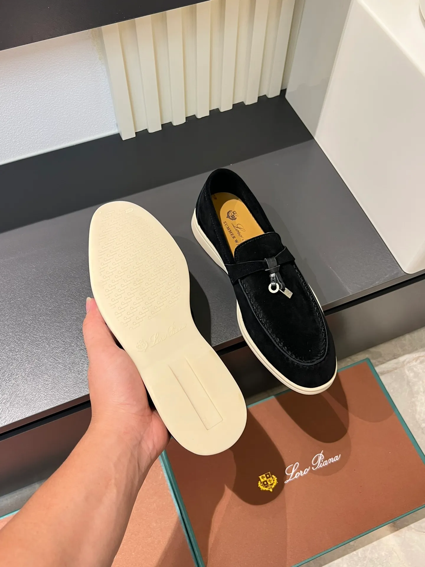Men's shoes 💰p360 "Loro men's shoes 💰pian'*" Classic L men's shoes for couples 💰p Top version British flat loafers, a must-have item in old money style, the minimalist design is eye-catching and durable, a plus point for dressing The soft foot feel and texture are outstanding. They don’t scratch your feet and are very nice. They are matched with soft and waxy soles. They can be worn daily for a long time without getting tired. They are easy to wear, versatile and classic items, with perfect foot feel and texture! Imported cashmere fabric, the lining is made of imported A-grade water-dyed cow lining, the top version of the genuine leather midsole is sewn with pure handmade mark thread! Size: Female 35-40 (34. Customized) Male 38-44 (45.46. Customized)